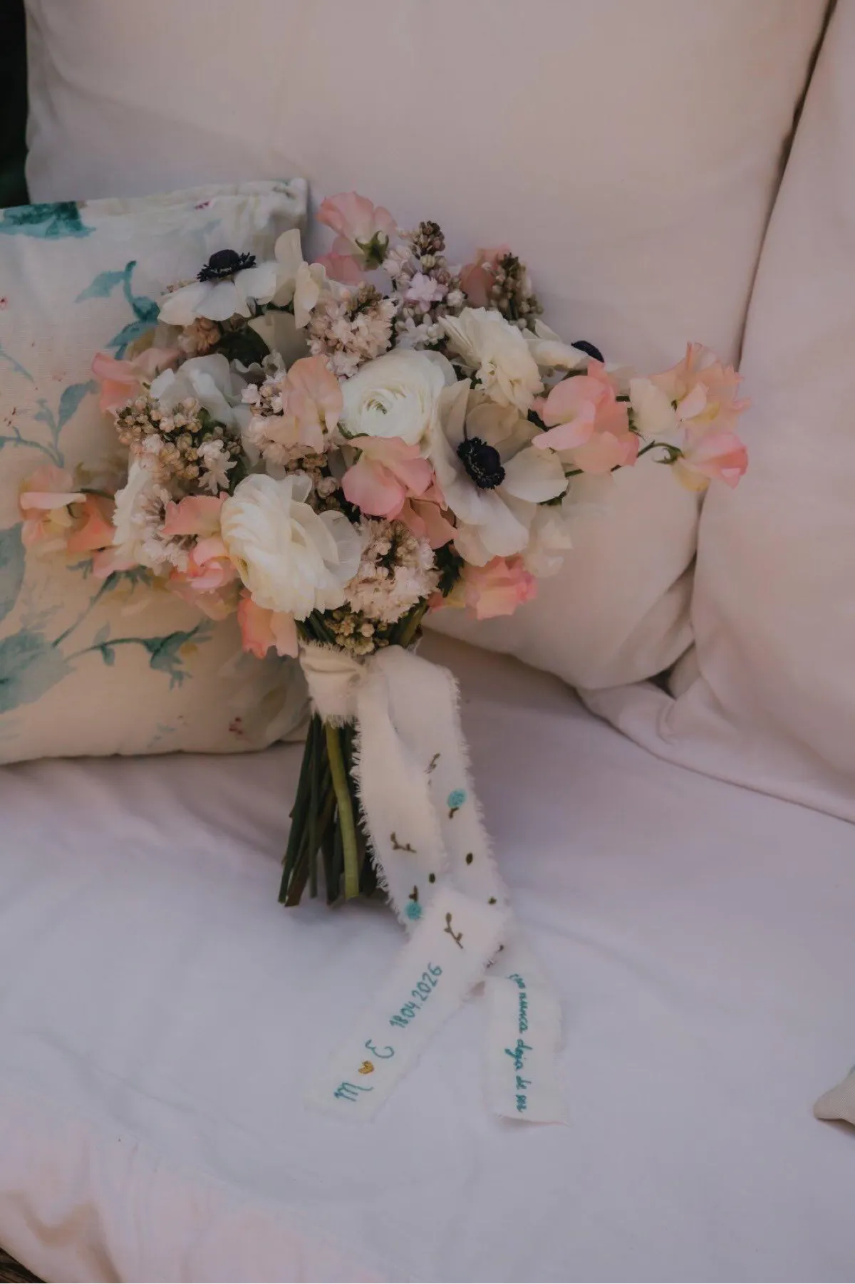 Ramo de flores con lazo bordado